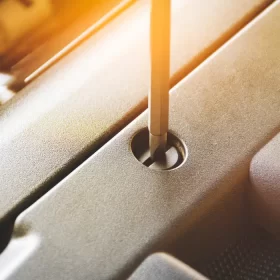 Clipsuri universale din plastic și elemente de fixare